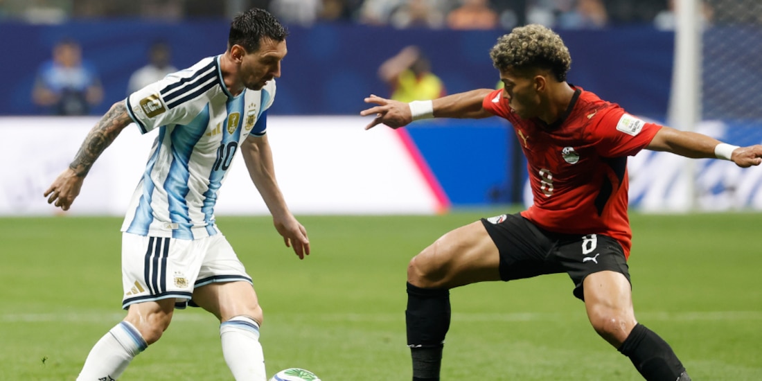 Leo Messi en una jugada en el Argentina vs Egipto.