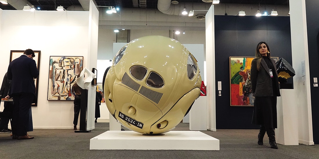 La escultura “Cream Beetle Sphere” de Ichwar Noor exhibida en 2025.