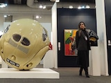 La escultura “Cream Beetle Sphere” de Ichwar Noor exhibida en 2025.