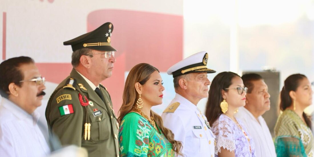 La gobernadora Evelyn Salgado Pineda durante la ceremonia del Día de la Bandera en el cerro del Tehuehue.