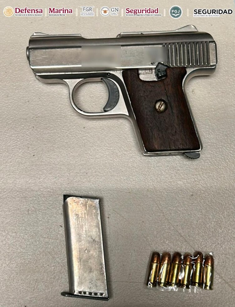 A Néstor "N" le decomisaron un arma de fuego corta y un cargador abastecido.