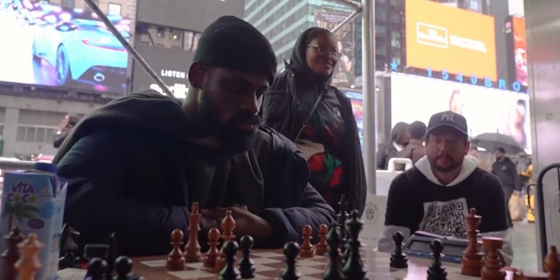 Un campeón de ajedrez nigeriano y defensor de la educación infantil está intentando lograr un récord mundial Guinness por el maratón de ajedrez más largo. Tunde Onakoya inició el intento el miércoles en Times Square de la ciudad de Nueva York y pretende utilizarlo para recaudar 1 millón de dólares para financiar la educación de niños vulnerables en toda África.