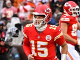 El quarterback de los Chiefs, Patrick Mahomes (15), en el juego de la NFL ante los Browns