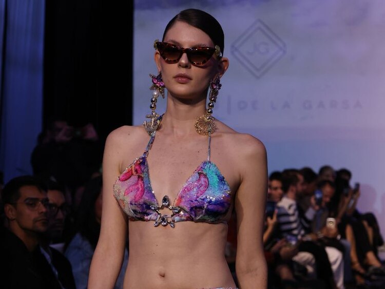 Para crear los detallados estampados y prendas con movimiento y colores vibrantes, se utilizaron impresoras de sublimación SureColor Epson.