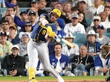 Jake Bauers conecta el jonrón con el que los Cerveceros dieron la vuelta, ayer.