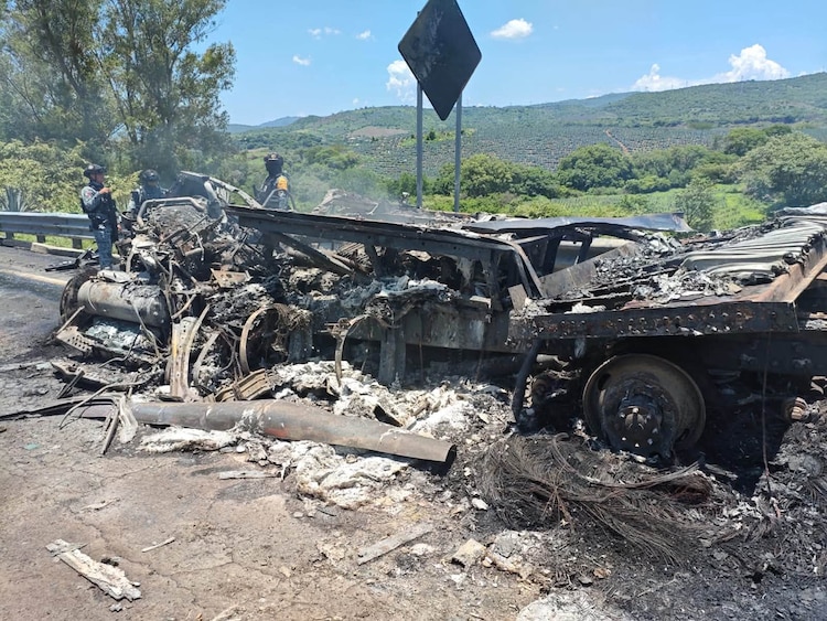 Uno de los vehículos involucrados en el accidente sobre la carretera Guadalajara-Tepic.