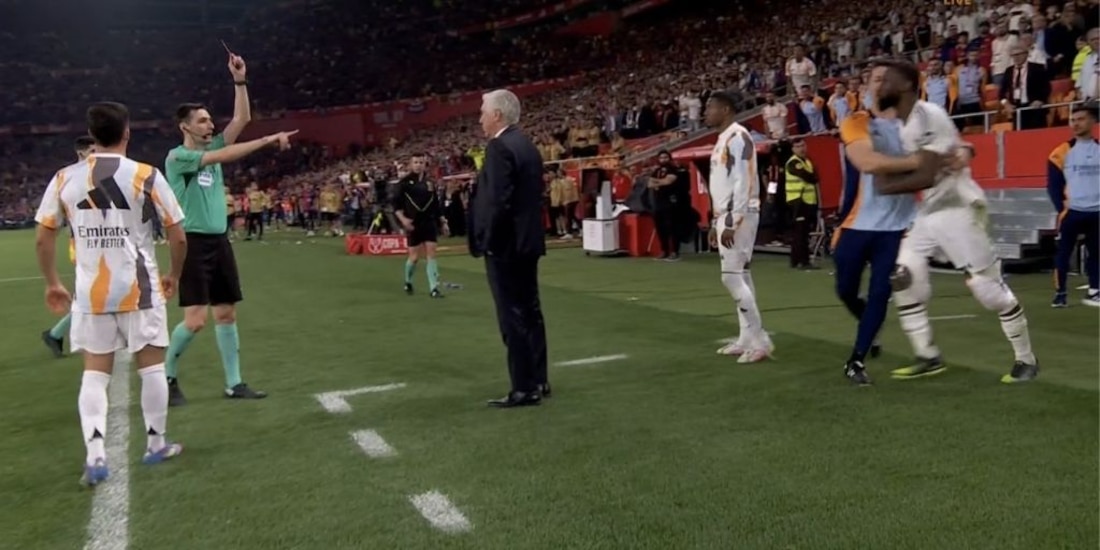 Antonio Rüdiger se volvió loco y agredió al árbitro central.