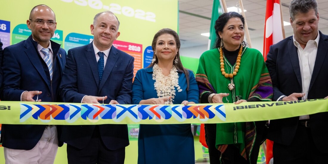 Clara Brugada corta el listón en la inauguración del Centro de Voluntarios de la FIFA en CDMX para el Mundial del 2026.