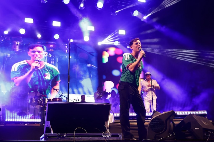 El cantante puertorriqueño Guaynaa cerró con broche de oro la jornada festiva ante miles de asistentes en el puerto.