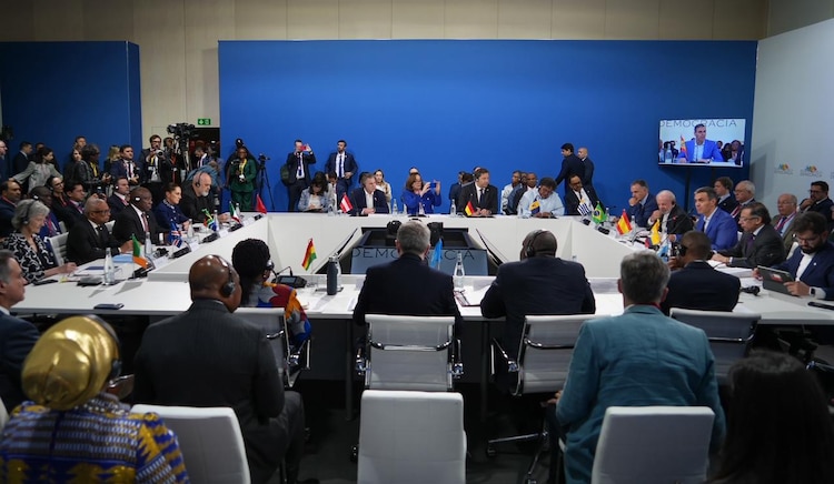 Presidenta expuso mensaje de paz y democracia en Cumbre en España.