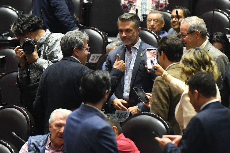 Ricardo Monreal, diputado y coordinador del grupo parlamentario de Morena junto a su compañero de bancada Sergio Mayer.