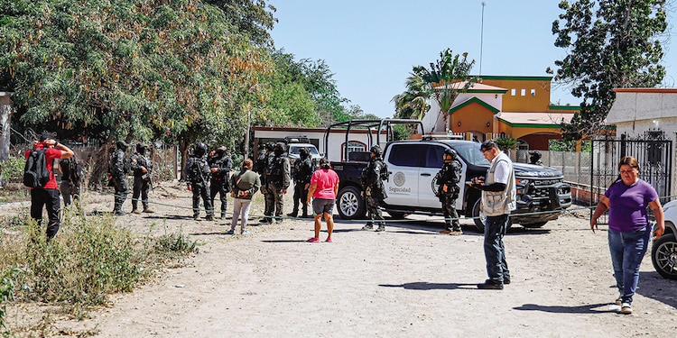 PERSONAL naval, en resguardo de la zona del enfrentamiento, ayer, en Culiacán