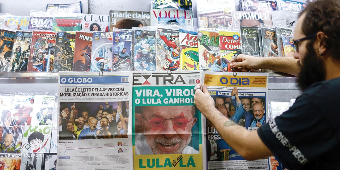 Los periódicos informan sobre la victoria del presidente de Brasil, Luiz Inácio Lula da Silva, en Copacabana, Río de Janeiro, ayer