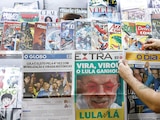 Los periódicos informan sobre la victoria del presidente de Brasil, Luiz Inácio Lula da Silva, en Copacabana, Río de Janeiro, ayer