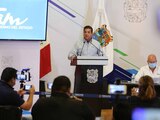 El gobernador durante una conferencia de prensa.