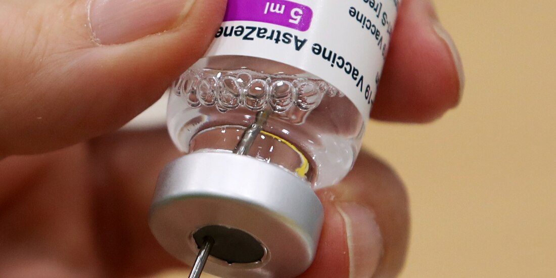 También se informó que las dosis de la vacuna contra COVID-19 de AstraZeneca pueden aplicarse hasta 56 días después de la primera aplicación