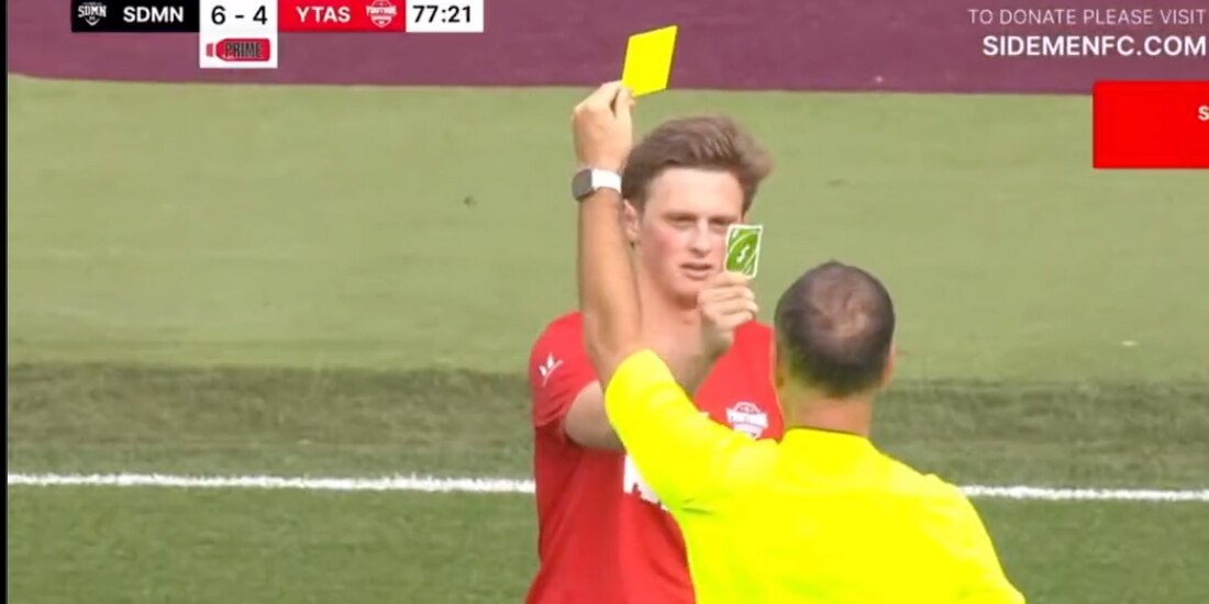 El youtuber Max Fosh le mostró una tarjeta del juego de mesa UNO al arbitró tras ser amonestado en un partido de futbol a beneficio.