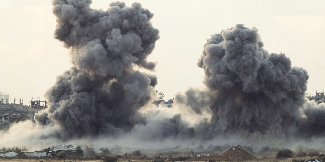 El humo se eleva desde Gaza después de una explosión, como se ve desde el lado israelí de la frontera, el 14 de abril.
