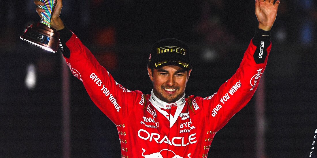 Checo Pérez festeja después de haber asegurado el subcampeonato de pilotos de F1 en el Gran Premio de Las Vegas.