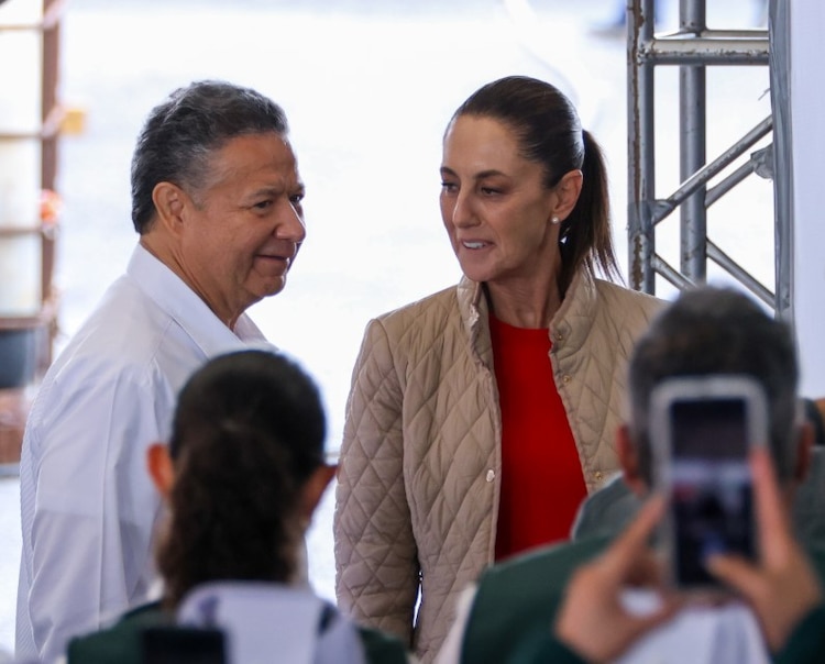 Claudia Sheinbaum y Julio Menchaca durante la supervisión del programa IMSS-Bienestar en Tulancingo.