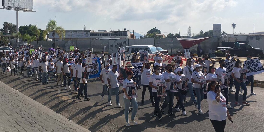 Habitantes de Chapala marchan en silencio hacia la Presidencia Municipal.