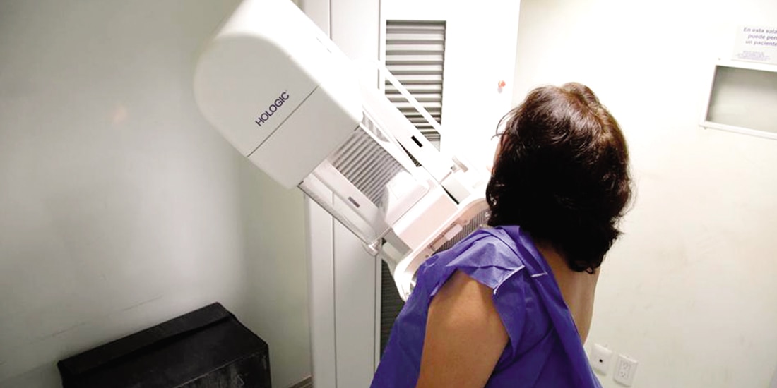 Una mujer se practica una mastografía en una unidad móvil, en 2023.