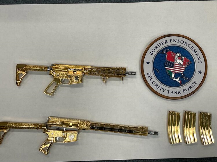 Rifles AR-15 chapados en oro asegurados en agosto de 2023.