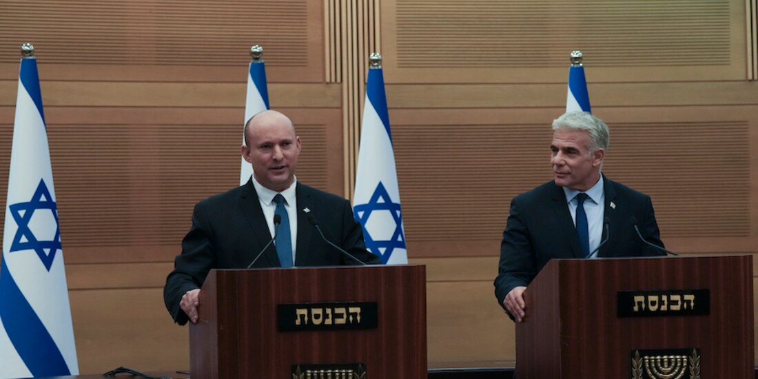 El primer ministro, Naftali Bennett (izq.), y el encargado de Exteriores, Yair Lapid, en conferencia de prensa.