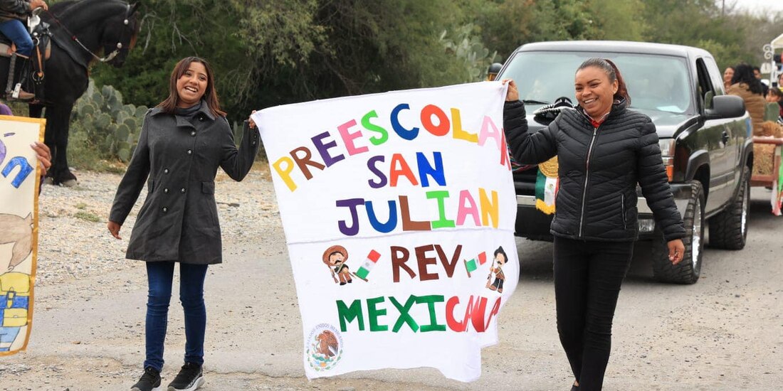 Dos profesoras de un plantel educativo en Linares, Nuevo León, en el desfile del 20 de noviembre de 2022.