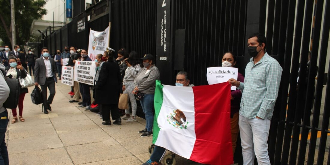 Este martes se presentaron diversas protestas afuera de instalaciones de la Cámara Alta.