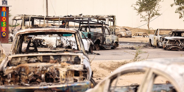 Autos y camiones que fueron quemados por parte del crimen organizado en Puerto Vallarta, Jalisco, el 23 de febrero.