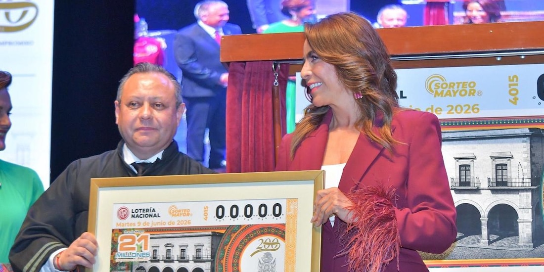 Autoridades federales y estatales develan el billete de lotería conmemorativo por el bicentenario del Poder Judicial de Querétaro.