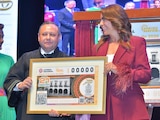 Autoridades federales y estatales develan el billete de lotería conmemorativo por el bicentenario del Poder Judicial de Querétaro.