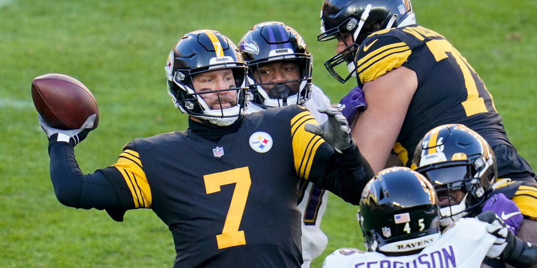 Ben Roethlisberger (7) lanza el ovoide durante el duelo ante Ravens en Heinz Field.