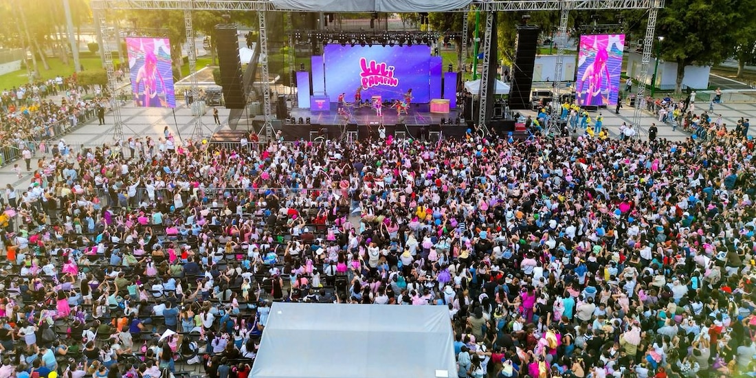 Miles de familias sinaloenses se reunieron en la explanada de Palacio de Gobierno para festejar el Día de la Niñez.