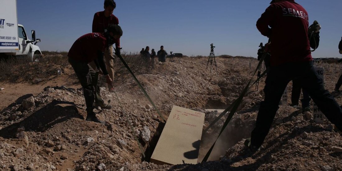 Fiscalía de Chihuahua realiza inhumación de 56 cuerpos.