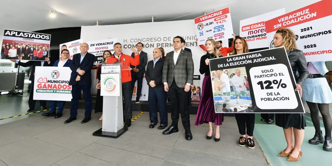 Alejandro Moreno cárdenas (de rojo), presidente nacional del tricolor, con diputados y senadores de su partido, ayer, en conferencia de prensa.