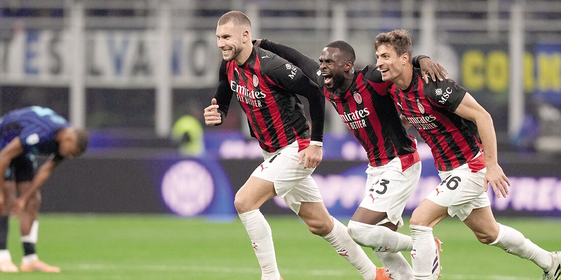 Strahinja Pavlovic, Fikayo Tomori y Matteo Gabbia celebran un gol, ayer.