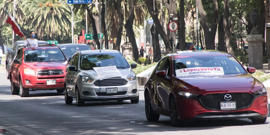 Con letreros en parabrisas automovilistas rechazan gestión de López Obrador, ayer.