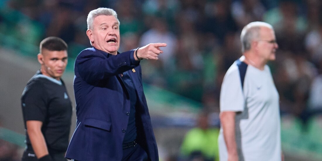 Javier Aguirre da indicaciones en el partido México vs Uruguay