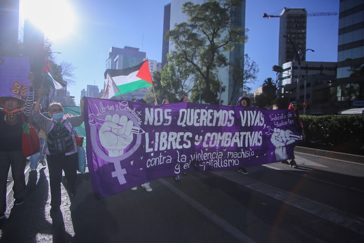 Estudiantes y activistas protestan ayer en contra de la violencia de género.