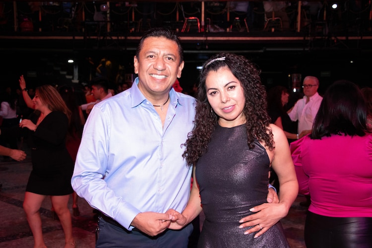 Lyn Granillo con su prometido, el empresario Ernesto Hernández.