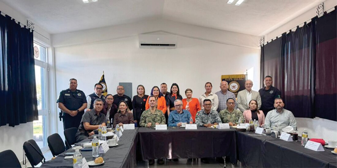 EL GOBERNADOR de Sinaloa, Rubén
Rocha (c.), ayer, con alcaldes.