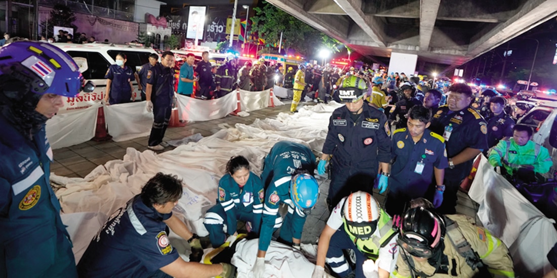 Los cuerpos de un incendio se ven alineados en Bangkok, Tailandia, hoy.