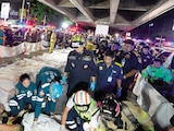 Los cuerpos de un incendio se ven alineados en Bangkok, Tailandia, hoy.