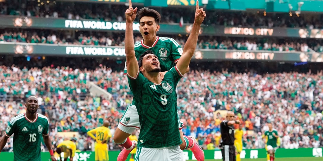 RAÚL Jiménez, ayer, tras el segundo gol
contra Sudáfrica que dedicó a su padre;
atrás,Julián Quiñones, anotador del primero