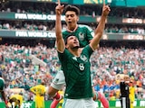 RAÚL Jiménez, ayer, tras el segundo gol
contra Sudáfrica que dedicó a su padre;
atrás,Julián Quiñones, anotador del primero