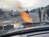 Los manifestantes encendieron una fogata en pleno bloqueo, ayer.