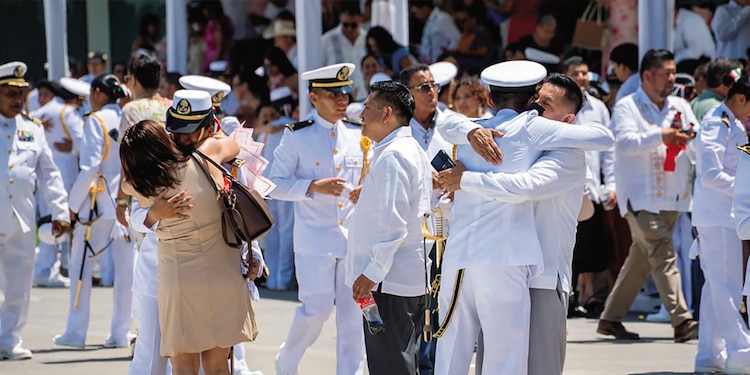 Familiares de los cadetes celebran a los homenajeados durante la entrega de certificados como navales.