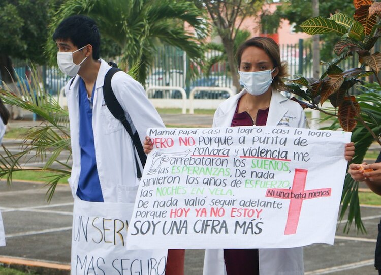 Internistas y pasantes de medicina se manifestaron ayer por el asesinato de Mariana Sánchez y para pedir que se procuren las condiciones durante la realización de su servicio social y pasantías, sobre todo cuando son en poblaciones alejadas.